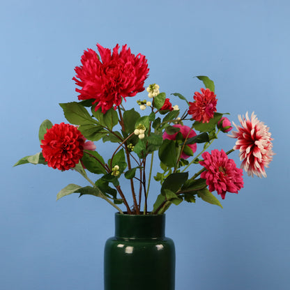 Kunstboeket Luca in donkergroene glanzende Serax vaas, maat L – Reflower, abonnement op kunstbloemen