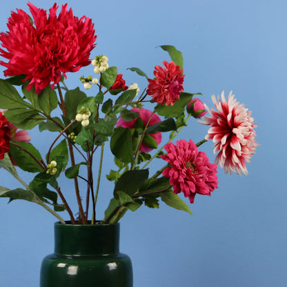 Kunstboeket Luca in donkergroene glanzende Serax vaas, maat L – Reflower, abonnement op kunstbloemen