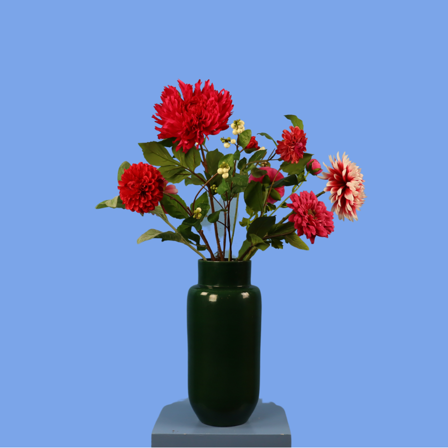 Kunstboeket Luca in donkergroene glanzende Serax vaas, maat L – Reflower, abonnement op kunstbloemen