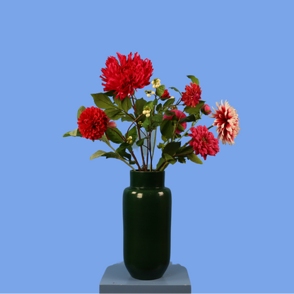 Kunstboeket Luca in donkergroene glanzende Serax vaas, maat L – Reflower, abonnement op kunstbloemen
