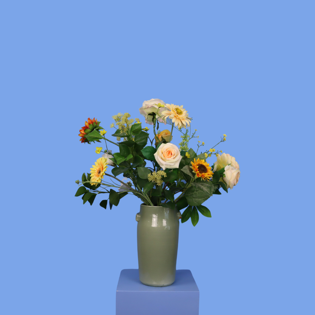 Kunstboeket Jody in saliegroene glanzende Serax vaas, maat L – Reflower, abonnement op kunstbloemen