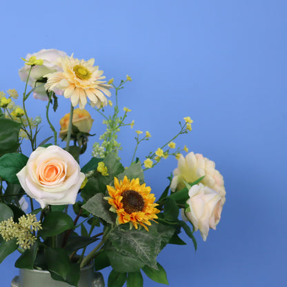 Kunstboeket Jody in saliegroene glanzende Serax vaas, maat L – Reflower, abonnement op kunstbloemen