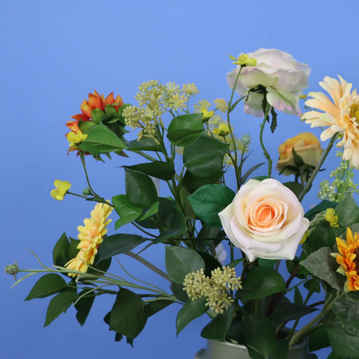 Kunstboeket Jody in saliegroene glanzende Serax vaas, maat L – Reflower, abonnement op kunstbloemen