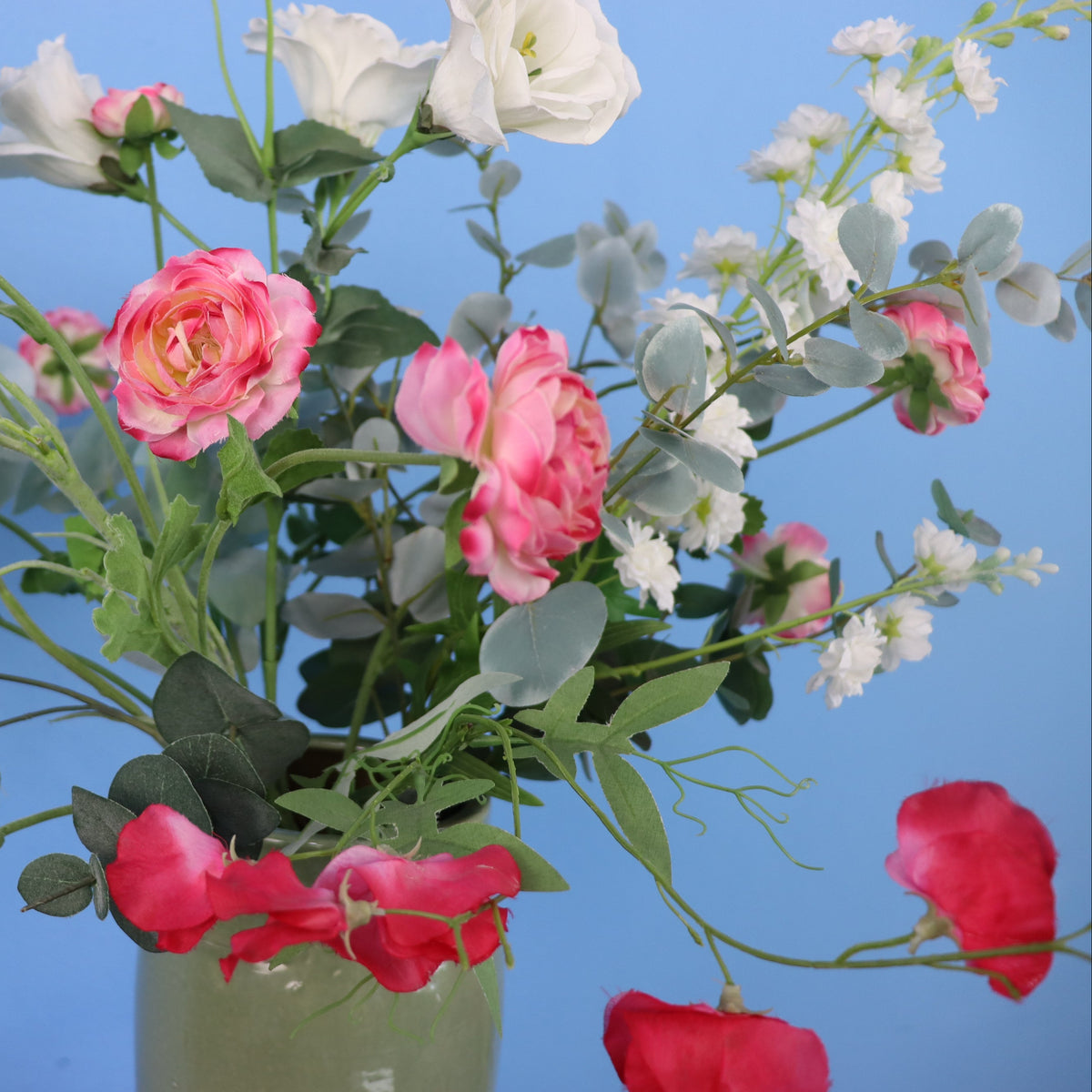 Kunstboeket Nouk in groene Serax vaas, maat L – Reflower, abonnement op kunstbloemen