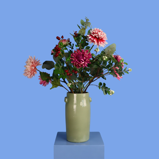 Kunstboeket Lilly in saliegroene geglazuurde Serax vaas met oren, maat L – Reflower, abonnement op kunstbloemen