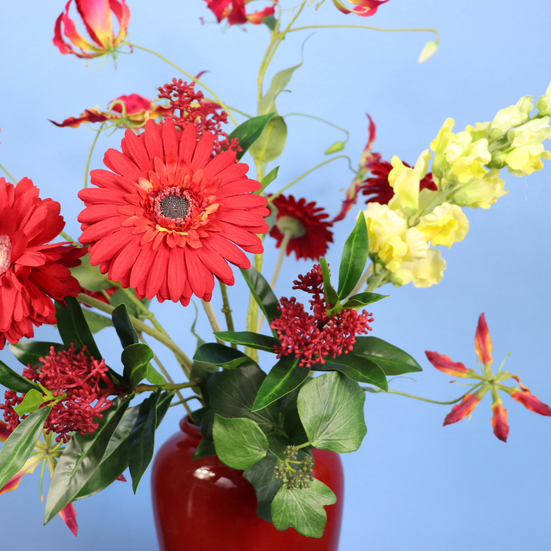 Kunstboeket Wout in rode glanzende vintage vaas, maat L – Reflower, abonnement op kunstbloemen