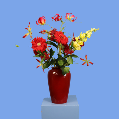 Kunstboeket Wout in rode glanzende vintage vaas, maat L – Reflower, abonnement op kunstbloemen