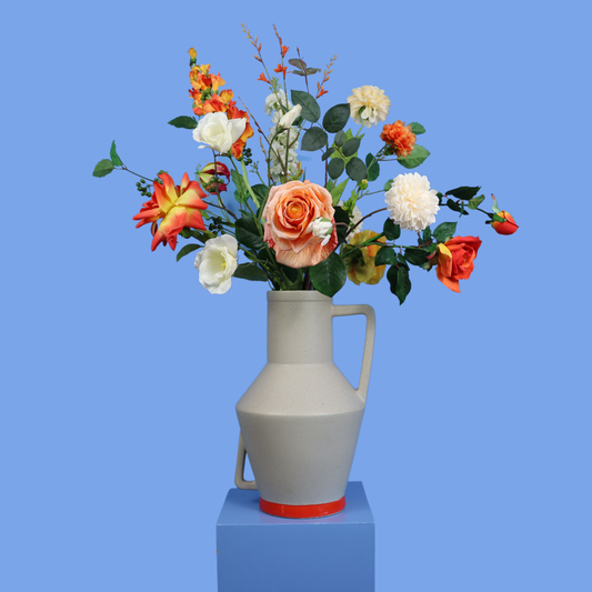 Kunstboeket Gwyn in lichtgrijze Return to Sender kanvaas met oranje voet, maat XL – Reflower, abonnement op kunstbloemen