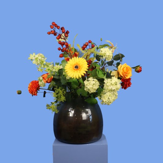 Kunstboeket Lana in amberkleurige glazen bolvaas van Pols Potten, maat L – Reflower, abonnement op kunstbloemen