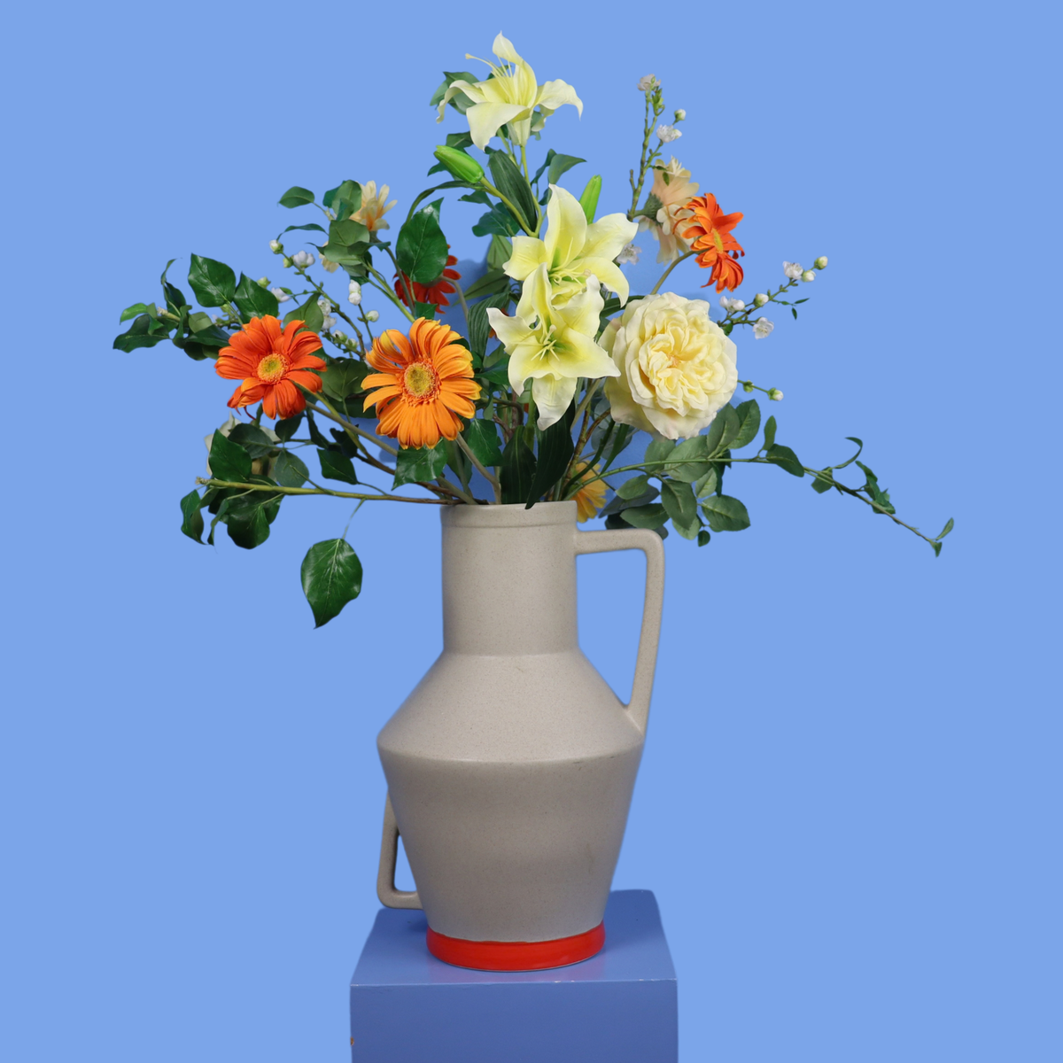 Kunstboeket Lisse in zandkleurige matte Return to Sender vaas met oor, maat XL – Reflower, abonnement op kunstbloemen