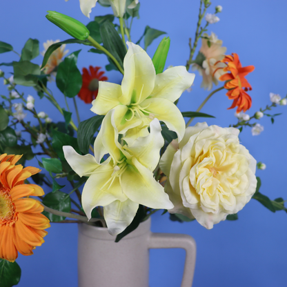 Kunstboeket Lisse in zandkleurige matte Return to Sender vaas met oor, maat XL – Reflower, abonnement op kunstbloemen