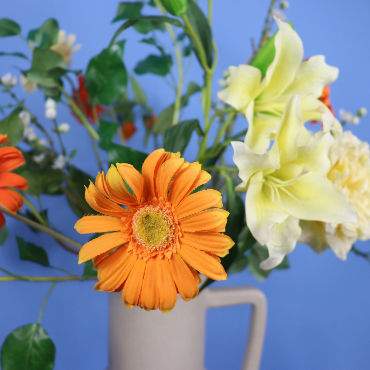Kunstboeket Lisse in zandkleurige matte Return to Sender vaas met oor, maat XL – Reflower, abonnement op kunstbloemen