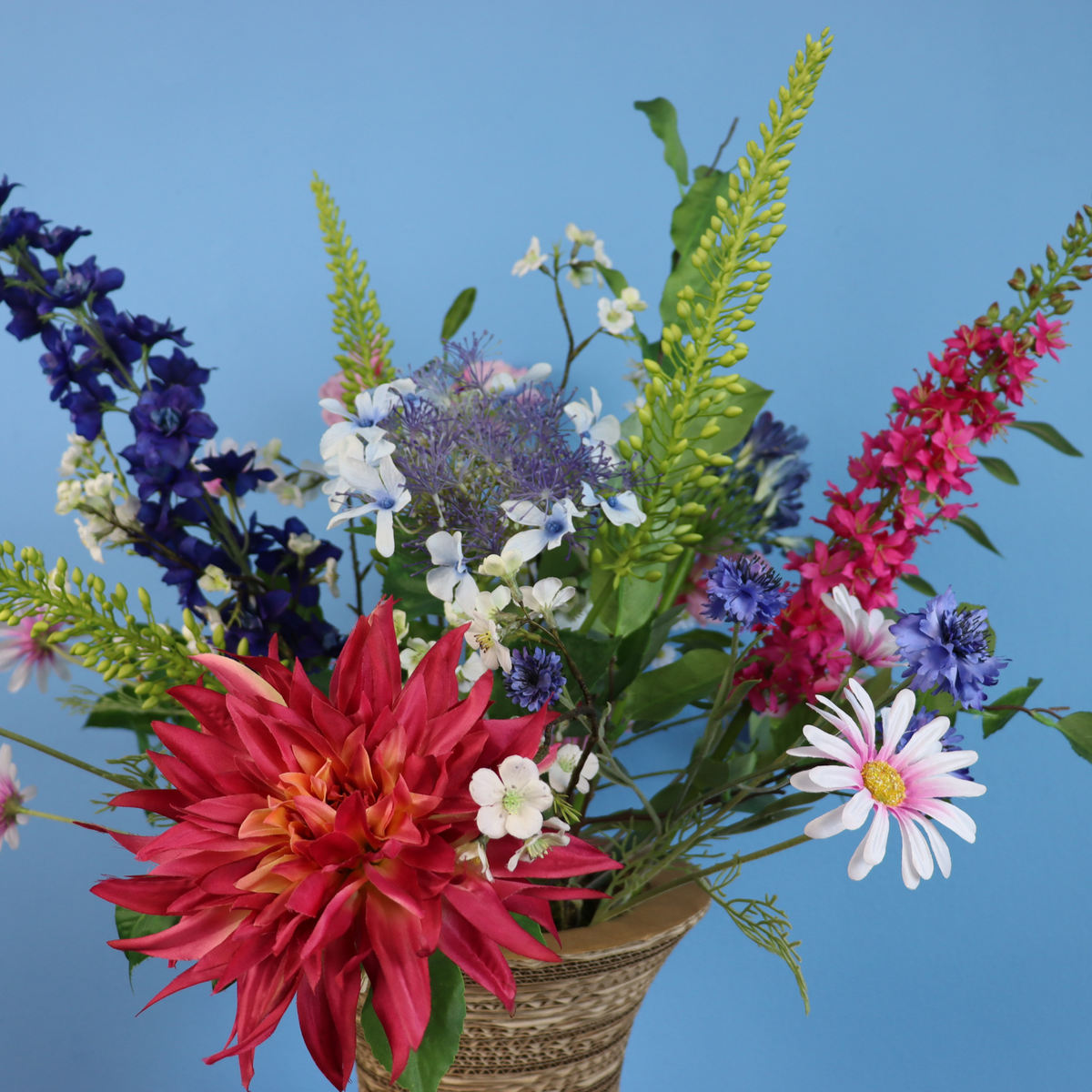 Kunstboeket Joy in geribbelde kartonnen Kartent vaas, maat XL – Reflower, abonnement op kunstbloemen