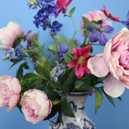Kunstboeket Mariél in blauw-witte vintage vaas met landschapsdecor, maat L – Reflower, abonnement op kunstbloemen