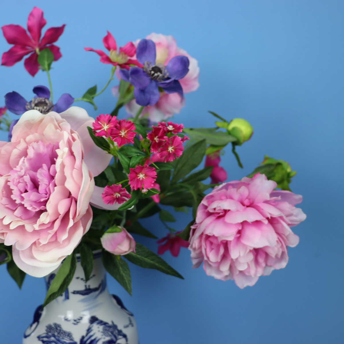 Kunstboeket Mariél in blauw-witte vintage vaas met landschapsdecor, maat L – Reflower, abonnement op kunstbloemen