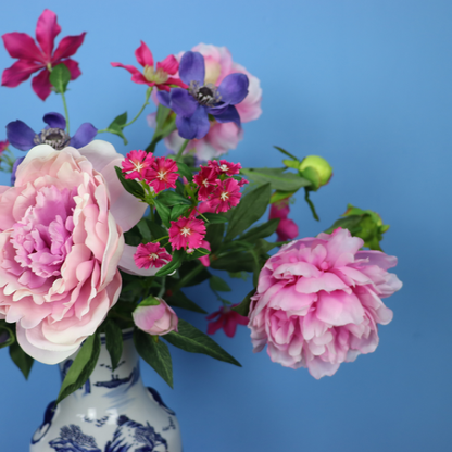 Kunstboeket Mariél in blauw-witte vintage vaas met landschapsdecor, maat L – Reflower, abonnement op kunstbloemen
