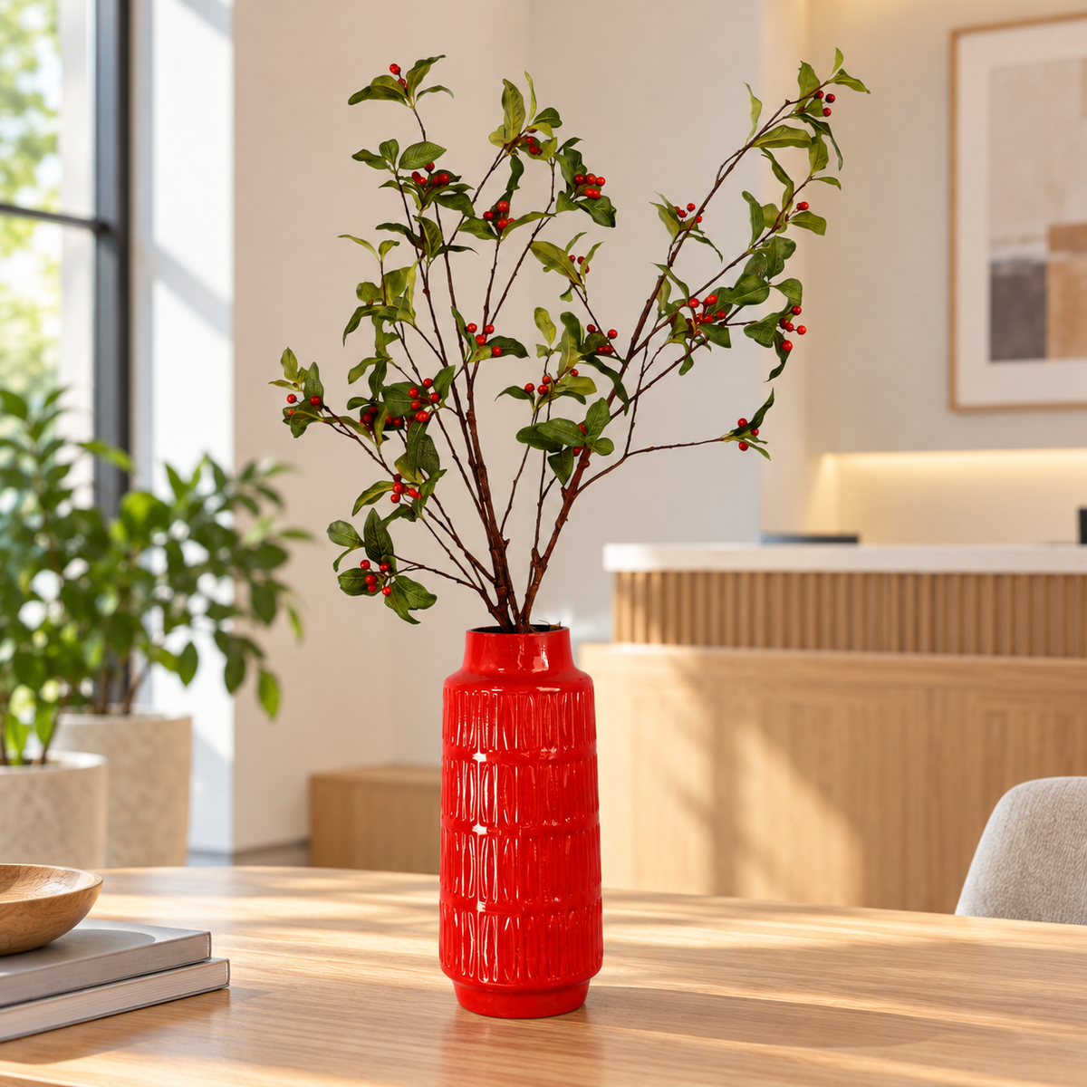 Kunstboeket Pernille in rode geribbelde keramieken vaas, maat L – Reflower, abonnement op kunstbloemen