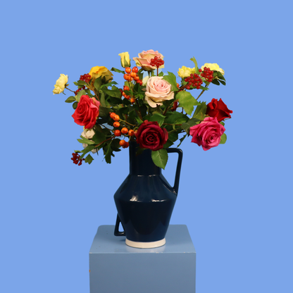 Kunstboeket Cindy in donkerblauwe Return to Sender kanvaas met oor, maat M – Reflower, abonnement op kunstbloemen