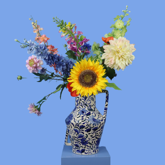 Kunstboeket Michael in Delftsblauwe Return to Sender vaas, maat XL – Reflower, abonnement op kunstbloemen
