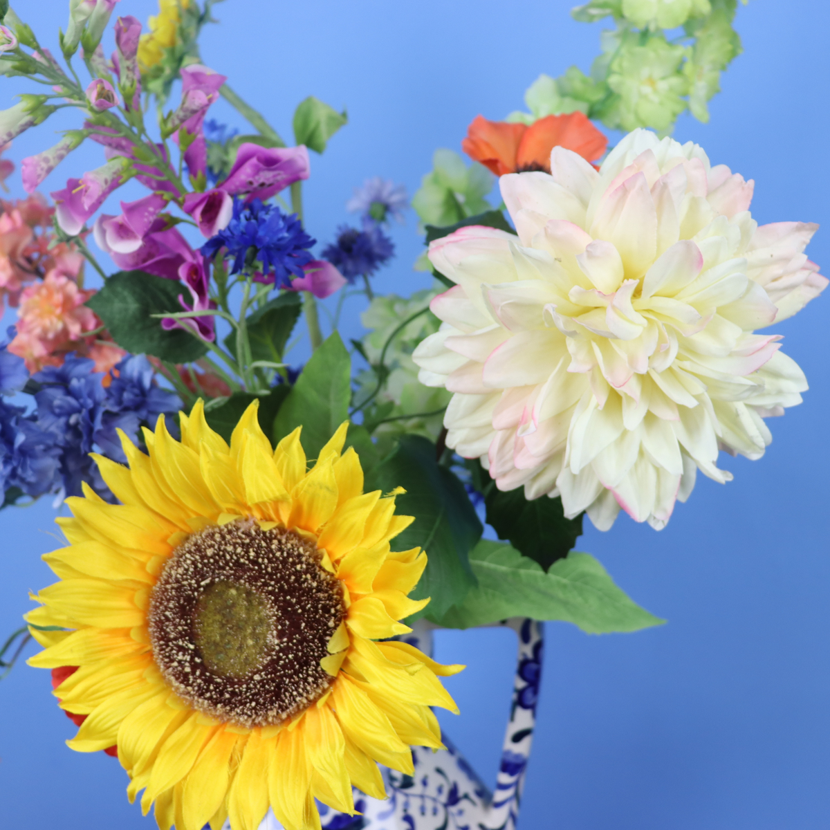 Kunstboeket Michael in Delftsblauwe Return to Sender vaas, maat XL – Reflower, abonnement op kunstbloemen