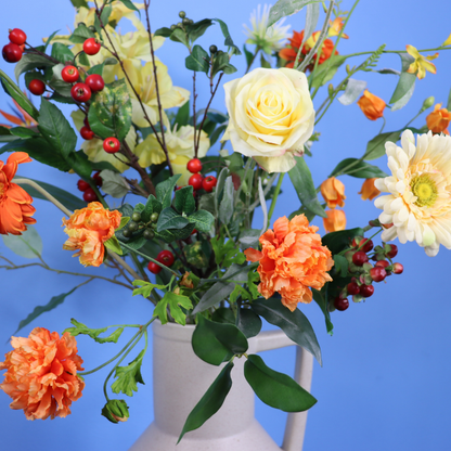 Kunstboeket Solène in lichtgrijze Return to Sender kanvaas met oranje voet, maat XL – Reflower, abonnement op kunstbloemen