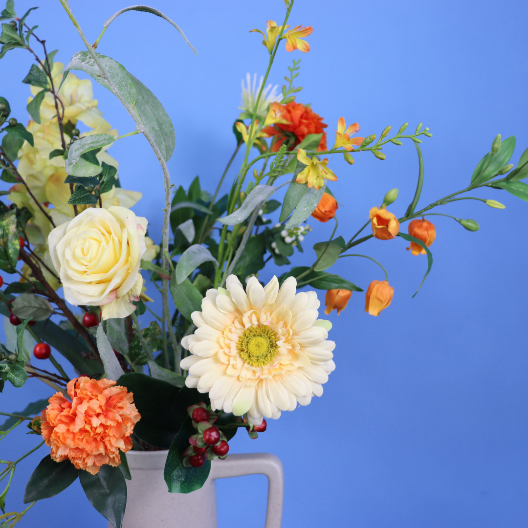 Kunstboeket Solène in lichtgrijze Return to Sender kanvaas met oranje voet, maat XL – Reflower, abonnement op kunstbloemen