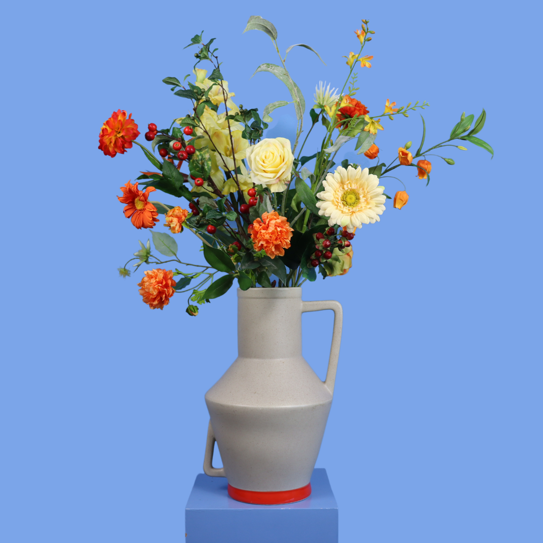 Kunstboeket Solène in lichtgrijze Return to Sender kanvaas met oranje voet, maat XL – Reflower, abonnement op kunstbloemen