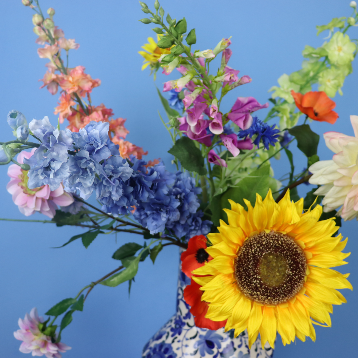 Kunstboeket Michael in Delftsblauwe Return to Sender vaas, maat XL – Reflower, abonnement op kunstbloemen