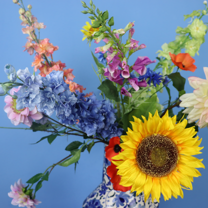 Kunstboeket Michael in Delftsblauwe Return to Sender vaas, maat XL – Reflower, abonnement op kunstbloemen