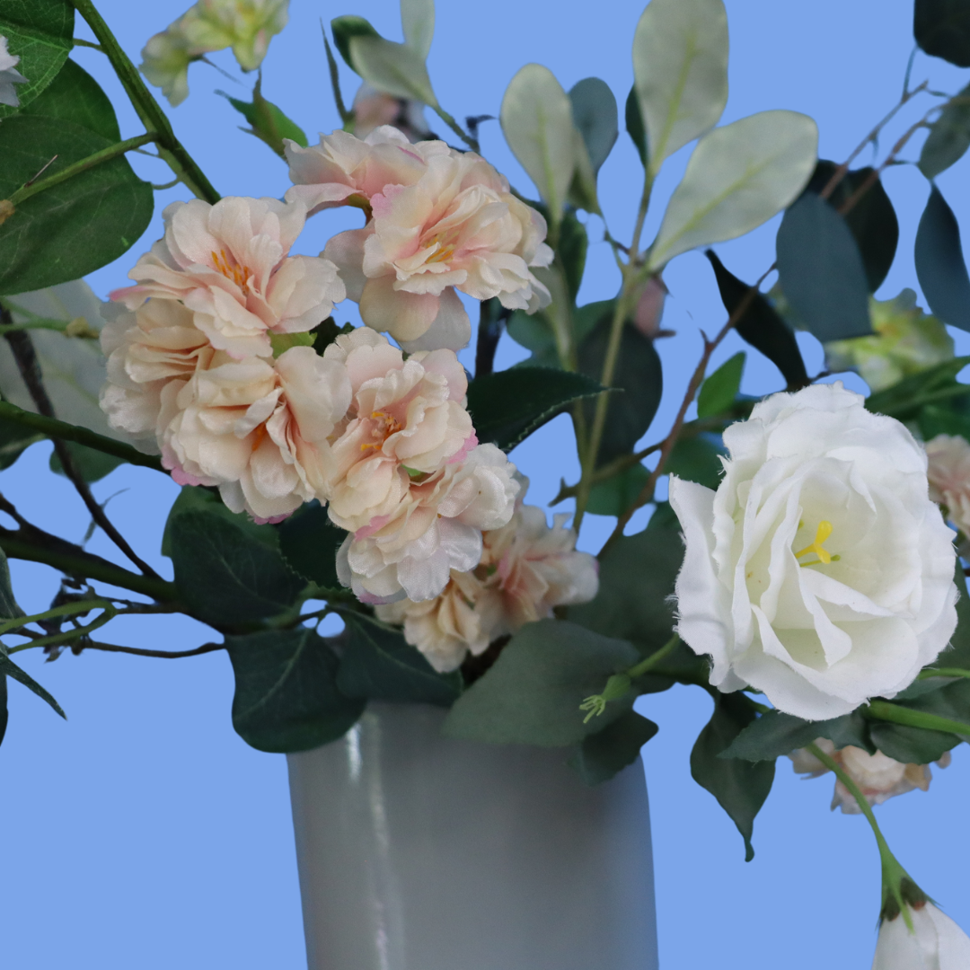 Kunstboeket Arya in hoge glazen Pols Potten vaas met touwband, maat XL – Reflower, abonnement op kunstbloemen