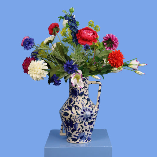 Kunstboeket Froukje in Delfts blauwe Return to Sender vaas met bloemdessin, maat L – Reflower, abonnement op kunstbloemen