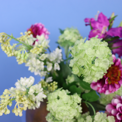 Kunstboeket Nina in amberkleurige glazen Pols Potten bolvaas, maat M – Reflower, abonnement op kunstbloemen