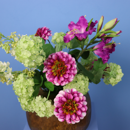Kunstboeket Nina in amberkleurige glazen Pols Potten bolvaas, maat M – Reflower, abonnement op kunstbloemen