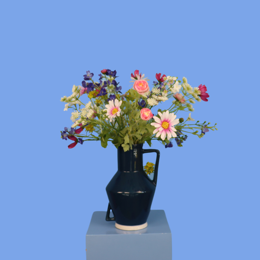 Kunstboeket Yvette in donkerblauwe glanzende Return to Sender vaas met oor, maat L – Reflower, abonnement op kunstbloemen