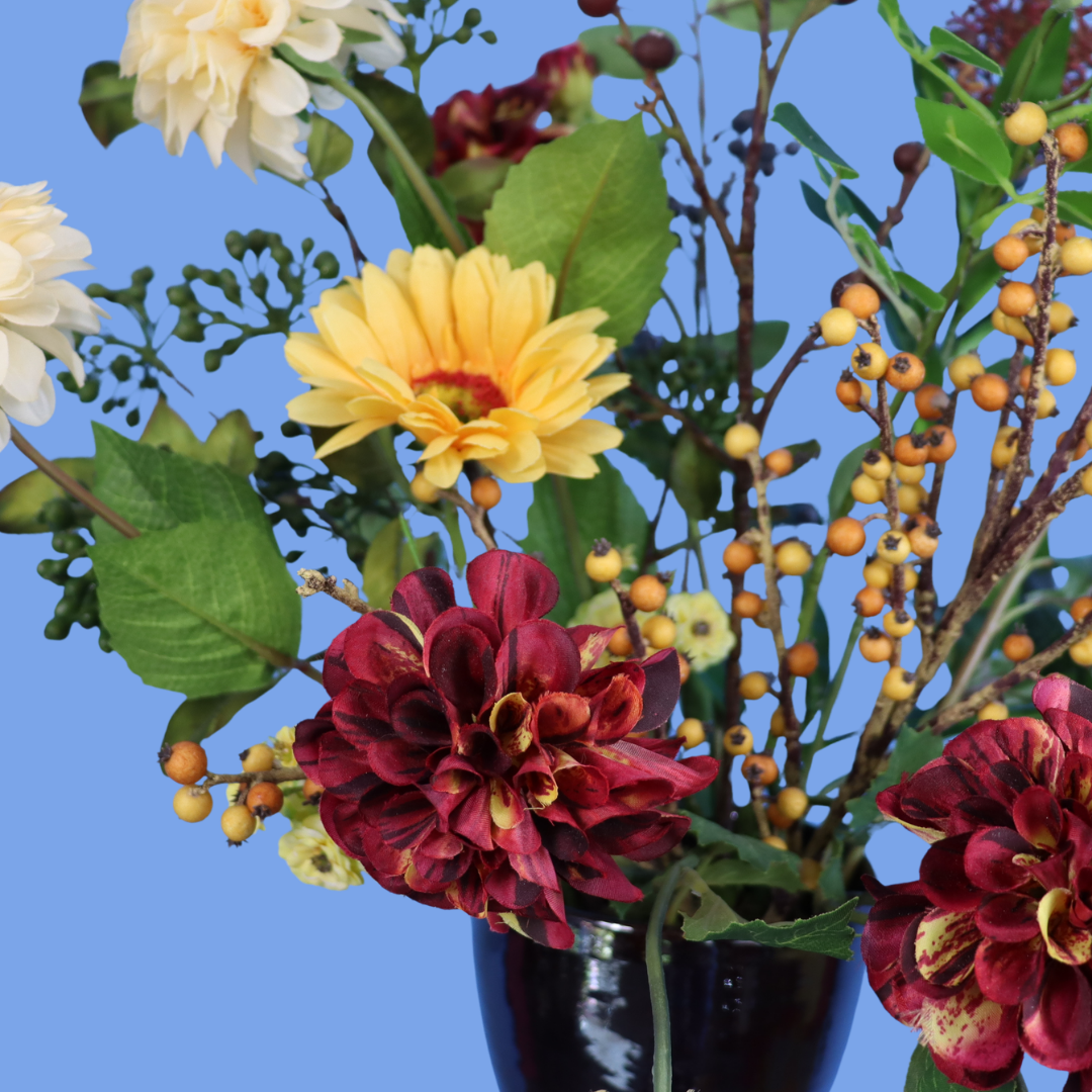 Kunstboeket Djaz in donkerbruine glanzende dubbelbolle Serax vaas, maat XL – Reflower, abonnement op kunstbloemen