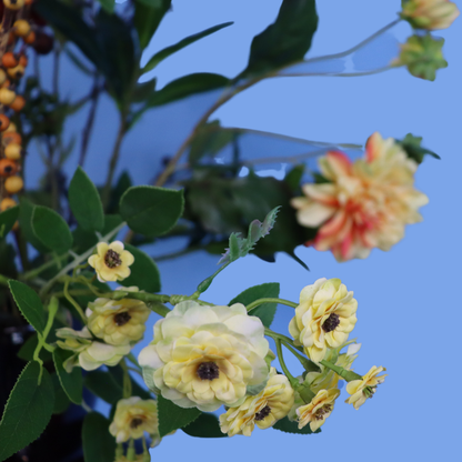 Kunstboeket Djaz in donkerbruine glanzende dubbelbolle Serax vaas, maat XL – Reflower, abonnement op kunstbloemen