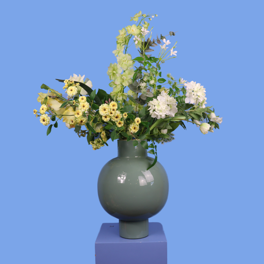 Kunstboeket Victor in saliegroene glanzende Pip Studio vaas, maat XL – Reflower, abonnement op kunstbloemen