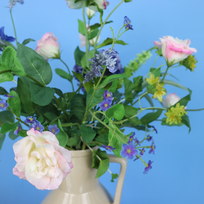 Kunstboeket Sabijn in beige geglazuurde Return to Sender vaas met oor, maat M – Reflower, abonnement op kunstbloemen