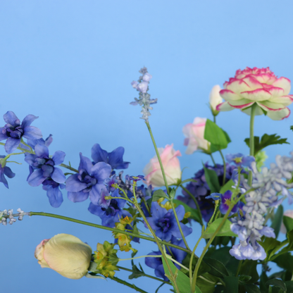 Kunstboeket Sabijn in beige geglazuurde Return to Sender vaas met oor, maat M – Reflower, abonnement op kunstbloemen