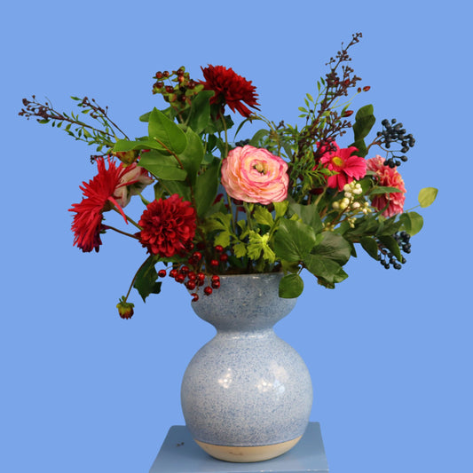 Kunstboeket Leen in lichtblauw gespikkelde Pols Potten bolvaas, maat L – Reflower, abonnement op kunstbloemen