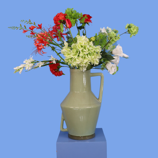 Kunstboeket Mozart in lichtgroene geglazuurde Return to Sender vaas met oor, maat XL – Reflower, abonnement op kunstbloemen