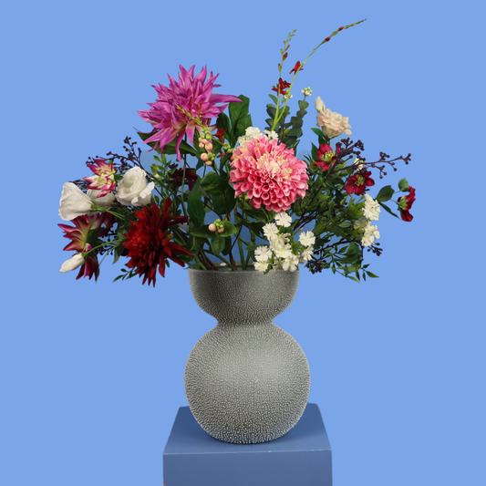 Kunstboeket Afra in grijsgroene Pols Potten vaas met noppenreliëf, maat L – Reflower, abonnement op kunstbloemen