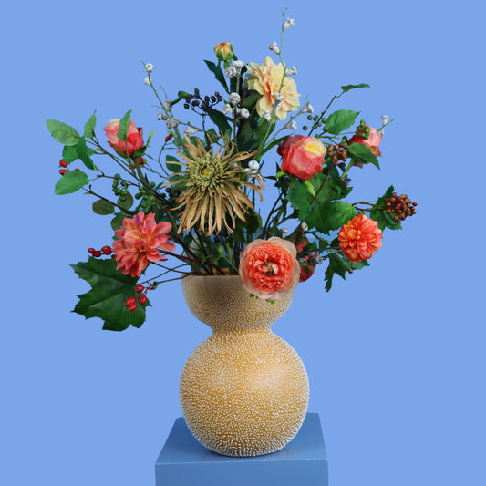 Kunstboeket Zayn in okergele Pols Potten bolvaas met stippenreliëf, maat L – Reflower, abonnement op kunstbloemen