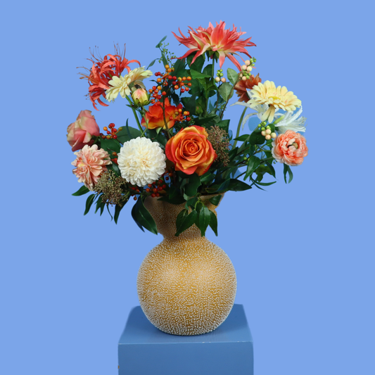 Kunstboeket Pia in okergele Pols Potten vaas met wit stippenreliëf, maat L – Reflower, abonnement op kunstbloemen