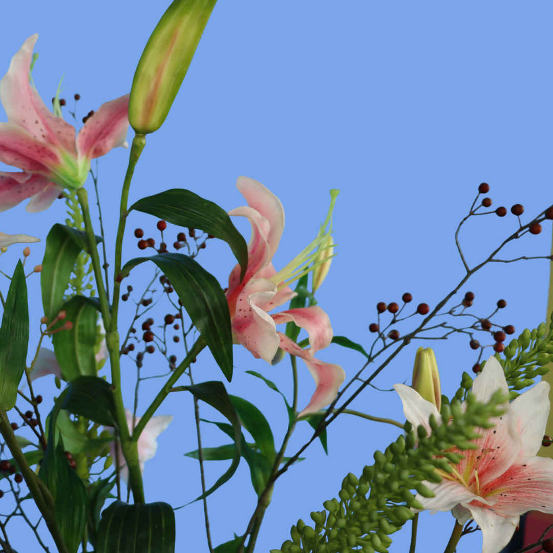 Kunstboeket Ottilie in crèmekleurige metalen Pols Potten vaas met oren, maat L – Reflower, abonnement op kunstbloemen