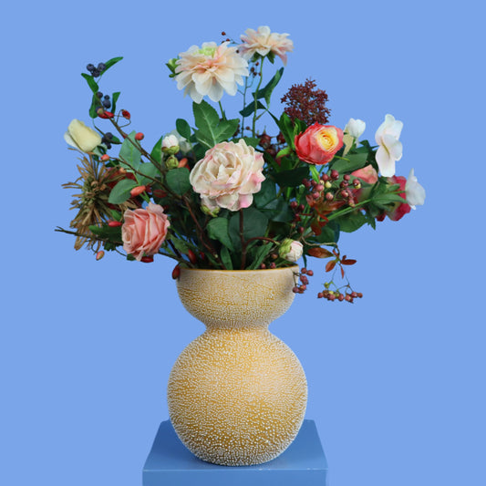 Kunstboeket Lowen in okergele Pols Potten bolvaas met stippenreliëf, maat L – Reflower, abonnement op kunstbloemen