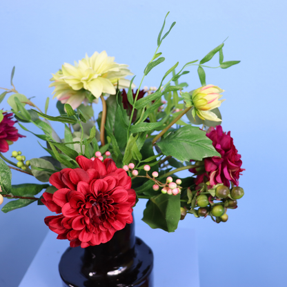 Kunstboeket Marie in zwarte glanzende Serax vaas met smalle hals, maat M – Reflower, abonnement op kunstbloemen