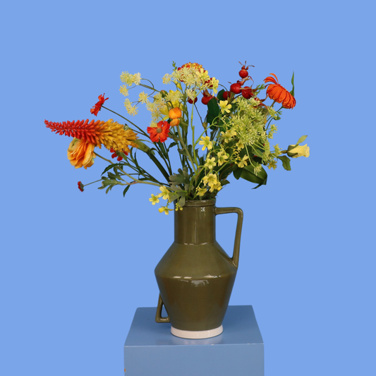 Kunstboeket Aina in donkergroene geglazuurde Return to Sender vaas met oor, maat XL – Reflower, abonnement op kunstbloemen