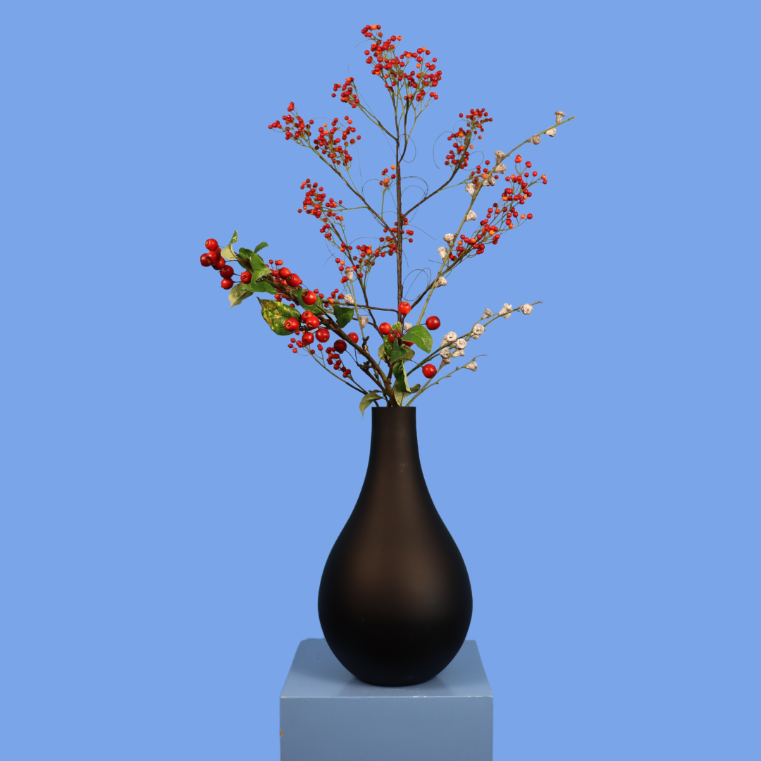 Kunstboeket Barbro in matte zwarte druppelvormige vaas, maat XL – Reflower, abonnement op kunstbloemen