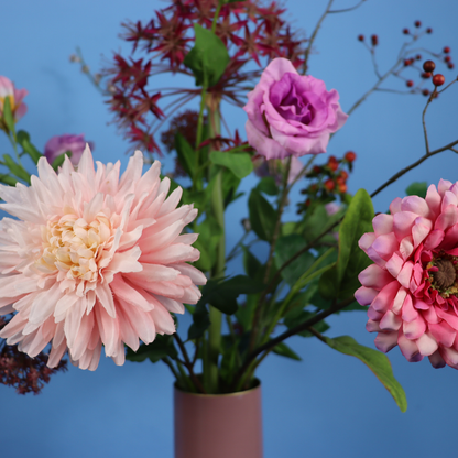 Kunstboeket Mabel in oudroze glanzende Pip Studio bolvaas met hals, maat XL – Reflower, abonnement op kunstbloemen